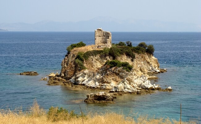 Η Νησιώτισσα, η βραχονησίδα που βρίσκεται ανάμεσα στο Ν. Πύργο και τους Ωρεούς. 