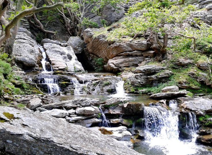 Το Φαράγγι Δημοσάρη με την οργιώδη βλάστηση και τους καταρράκτες