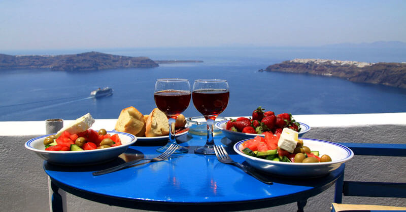 Ετοιμάστε βαλίτσες! Ελληνικές περιοχές διάσημες για τα παραδοσιακά τους φαγητά και ποτά