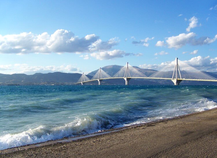 Η επιβλητική γέφυρα Ρίου-Αντιρρίου ή επίσημα Γέφυρα Χαρίλαος Τρικούπης