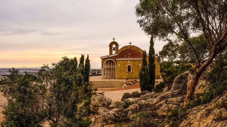 Η Κύπρος, το πολύπαθο νησί με την μακραίωνη ιστορία κρύβει μοναδικούς θησαυρούς για τα μάτια όσων ξέρουν να τους αναγνωρίζουν.