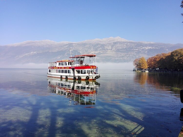 Η λίμνη Παμβωτίδα μαγεύει τον επισκέπτη από την πρώτη στιγμή της άφιξής του στα Ιωάννινα