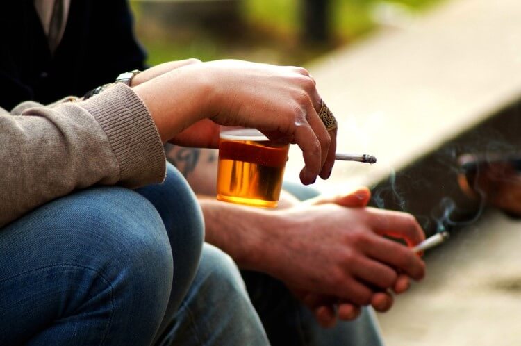 Ποτό και τσιγάρο προκαλούν πρόωρη γήρανση