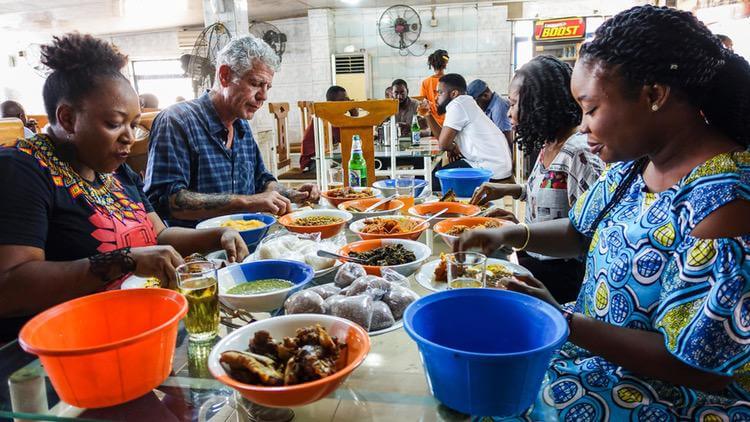 Ο Anthony Bourdain στο Λάγος της Νιγηρίας. 