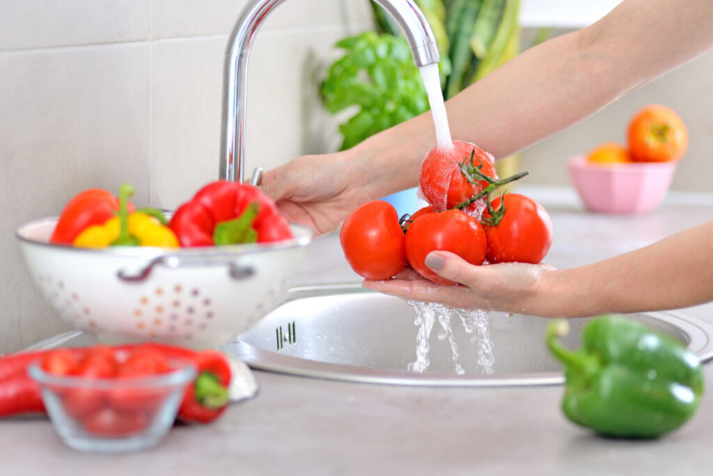 Φρούτα και λαχανικά: η σημασία του πλυσίματος